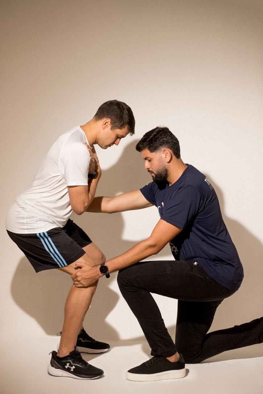 Profissional Thiago atendendo paciente